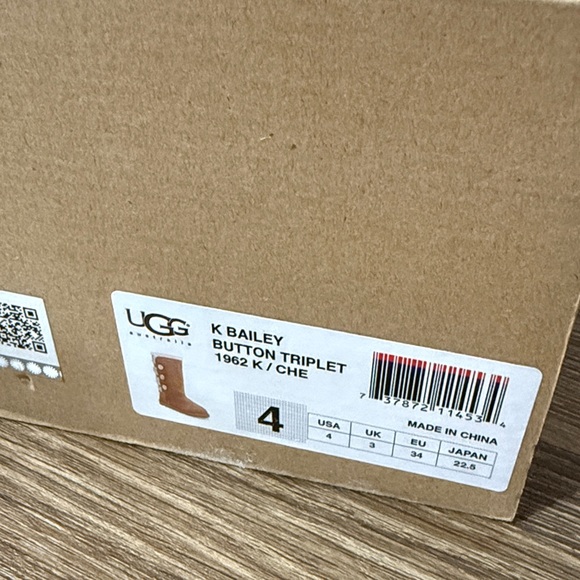 Ugg K Bailey button triplet size 4 youth in box - Picture 2 of 6